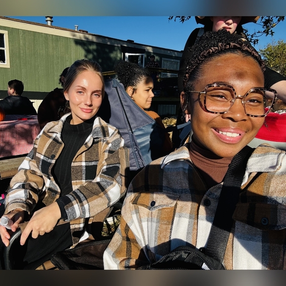 Meet your Posher, Cloey - Picture 2 of 9